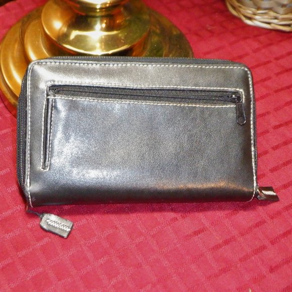 Amazing ~ CLUTCH ~ with Calculator/ Spot for Checkbook / Credit Cards and All - Picture 4 of 5
